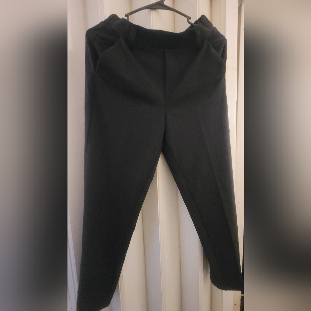Black cropped slacks.
